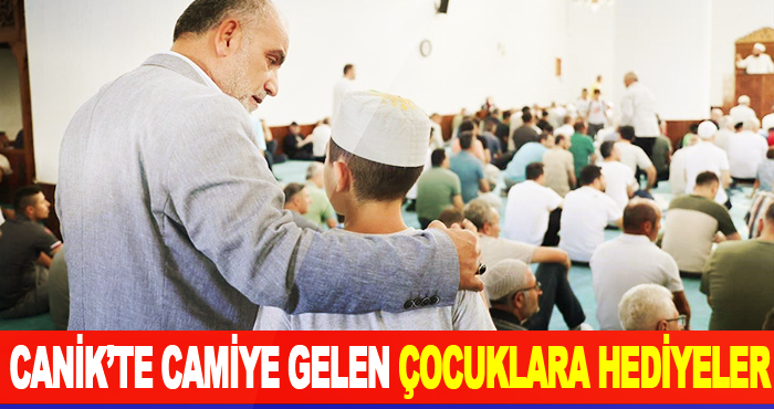 Canik’te Camiye Gelen Çocuklara Hediyeler