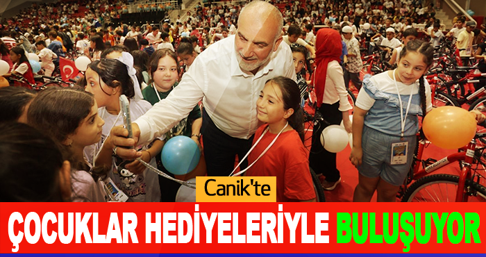 Canik'te Çocuklar Hediyeleriyle Buluşuyor
